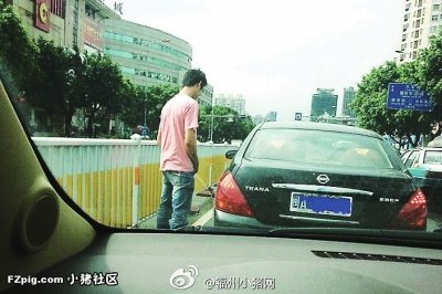 如果实在憋不住,要女生回答问题 走在景区里,内急了男人可以找个人