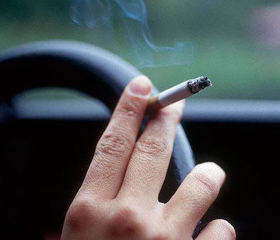 公安部辟谣新交规传言 否认开车抽烟记分