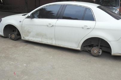 男子连夜打牌后汽车车轮被盗 无监控难查找_汽车_腾讯网