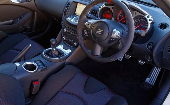 内饰方面,新款日产370z nismo的升级改进包括特殊的nismo运动式
