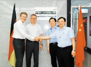 比亚迪总裁王传福(右一),副总裁廉玉波(右二),戴姆勒董事会成员托马斯