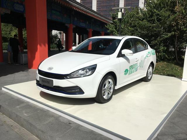98万元 车型简介: 骏派a70e定位于一款紧凑型纯电动车,新车外观方面