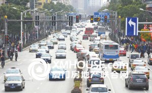 新交规让司机很紧张 绿灯还亮着公交就刹车
