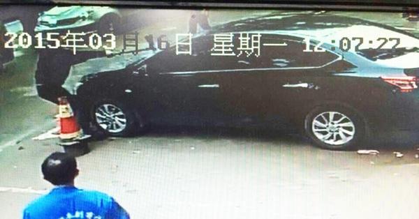 小车后面冒排气看图猜成语_看图猜成语(3)