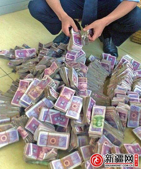 男子提400捆五毛買(mǎi)面包車(chē) 銷(xiāo)售數(shù)錢(qián)數(shù)抽筋
