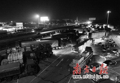 夜幕下广州沙河南高速公路服务区的反盗战