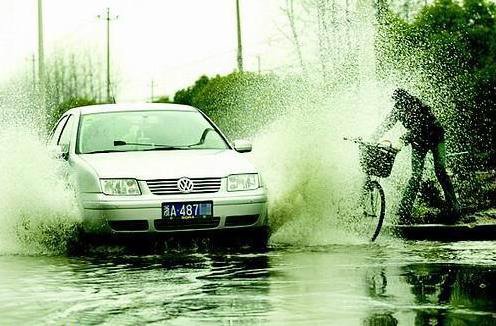 暴雨来袭 汽修专家教你开车如何“趟水”