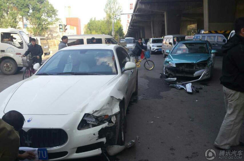  Shenyang Taxi Crashes Maserati, Female Driver Tears for Full Responsibility