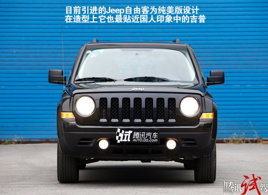 jeep自由客呈现的视觉效果要比实际尺寸略大,虽然它保持了方方正正的