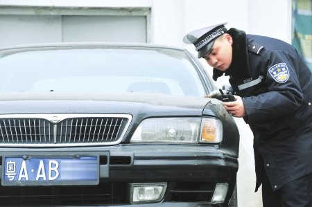 交警里有個“車博士” 瞟剎車燈查出拼裝車