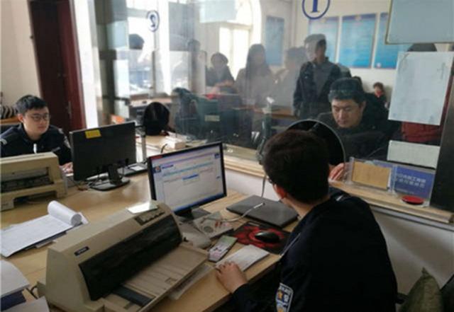 全国多地交警服务厅被挤爆 排队许久都是为了这件事