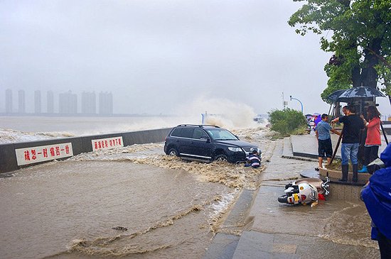 《每日猜车》第152期:挑战菲特台风的豪车