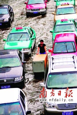 广州车商捞车忙 逾万水浸车排队维修