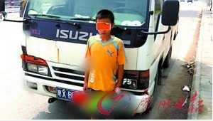 11岁孩子开货车上路 吓坏交警
