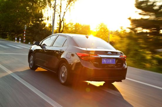 卡罗拉双擎领先版问世 14万元购车怎么选