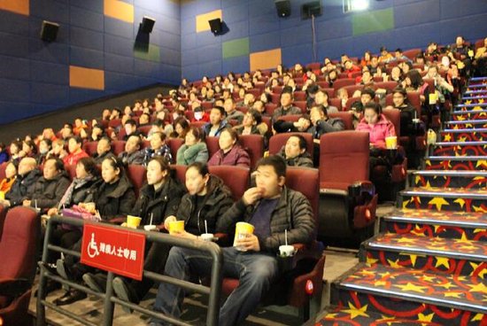 观影活动现场,长春华众北京现代特约店不但为每位宾客准备了观影食品