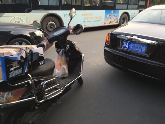 成都一电瓶车撞劳斯莱斯面临巨额赔偿