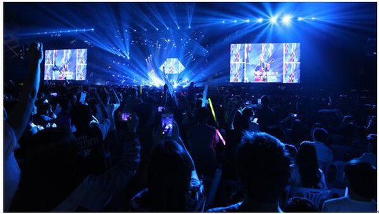 许巍领衔演唱会拉开美联英语10周年庆祝活动