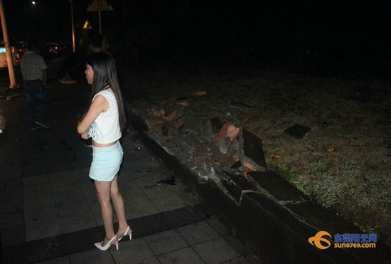 东莞女子穿高跟鞋酒驾 撞得四脚朝天_频道-东莞