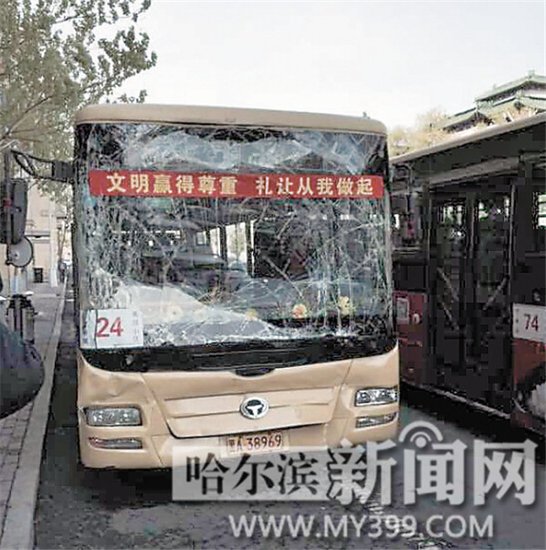汽车新闻、车市行情,随时随地想看就看-哈尔滨一24路公交车追尾致高清图片
