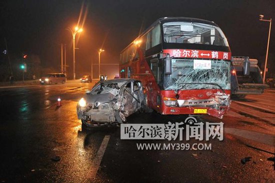 先锋路奔奔与大客车相撞两人遇难_频道-哈尔滨