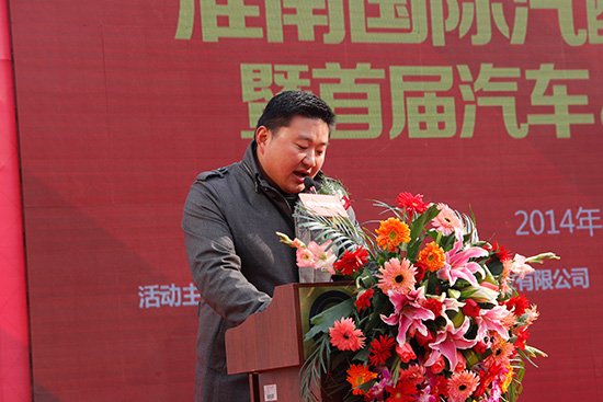 腾讯汽车安徽站总编王浩上台致辞,并带来了腾讯汽车对淮南汽配城开业活动的祝福。 淮南国际汽配城是由联华集团·泉山湖置业、淮南黄浦置业投资开发的淮南首个一站式汽车专业后市场,自2013年11月登陆淮南并亮相以来,以其独有的区位价值、地段价值、规划价值、功能价值等,在淮南汽车汽配圈内引起了强烈的反响。短短1年时间,便实现了90%的销售去化、95%的招商完成率,其中自营户占比更是达到40%以上。
