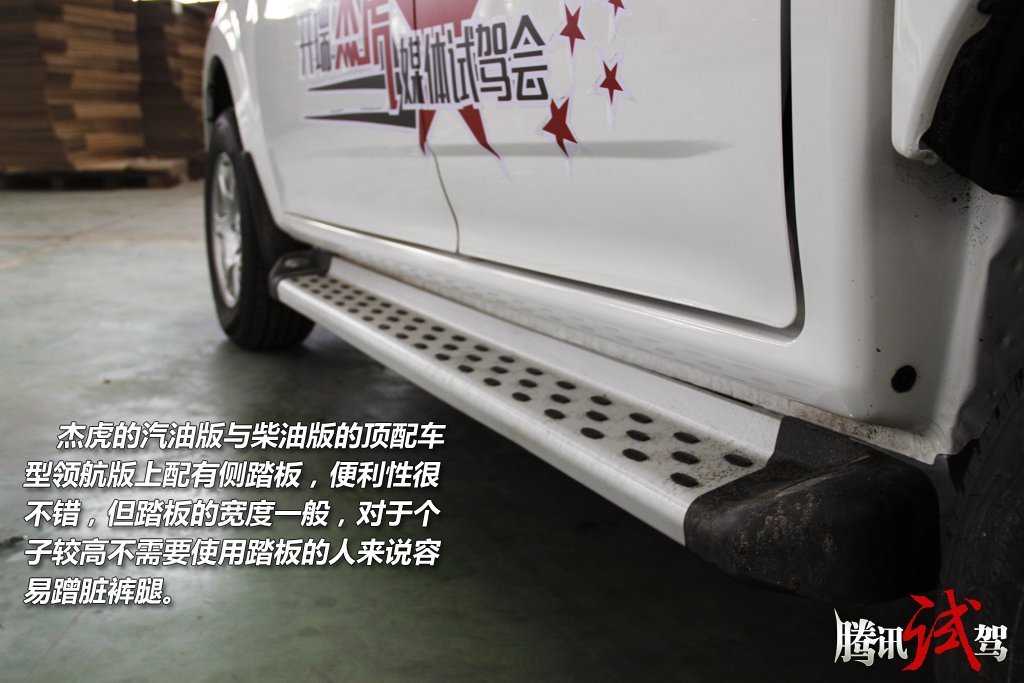 引擎盖弧形肌力线使上部凸凹有致,不会因为过于花哨的媚姿而高清图片