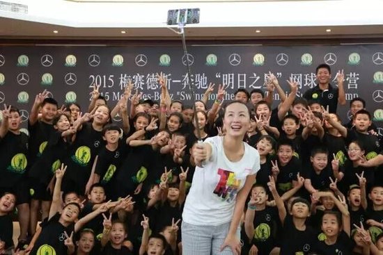 奔驰 明日之星 青少年网球夏令营放飞梦想_频