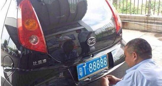 那也是名至实归了,但是广东有台粤t88888的车牌号竟安装在一辆比亚迪