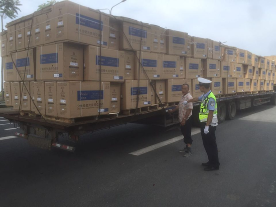 绵阳交警查处一辆非法改装货箱拖挂货车