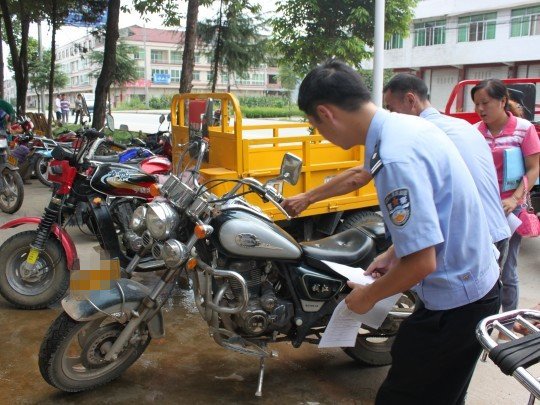 江油交警大队车管所农忙时节下乡服务惠民生