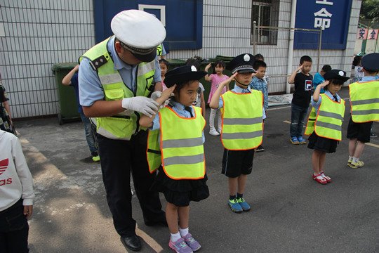 幼儿园萌娃到到交警队参观交通安全宣传教育基