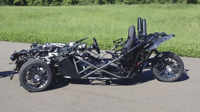 帅到爆 奇葩三轮车也能肆虐公路