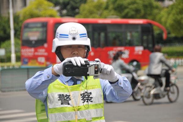 遇交警拍照这样做可以避免处罚