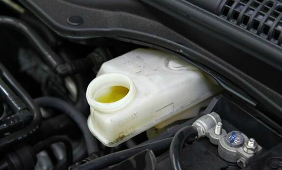 车辆刹车油多久应该换一次 一般两年需更换