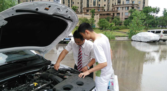 7月23日暴雨救援 武汉悦莱4S店通宵奋战