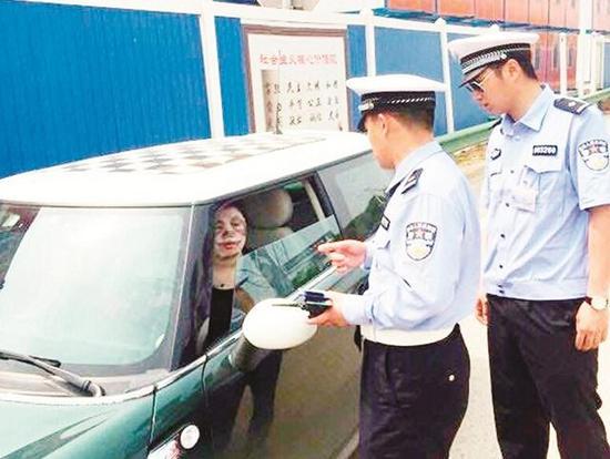 女司机机场路段停车敷面膜 熊猫脸吓坏交警