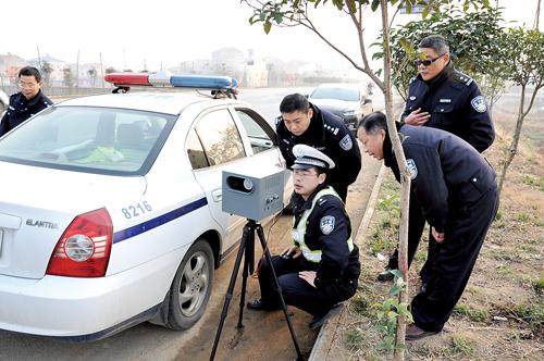 孝感设多个移动测速点 治理超速引发事故(图)