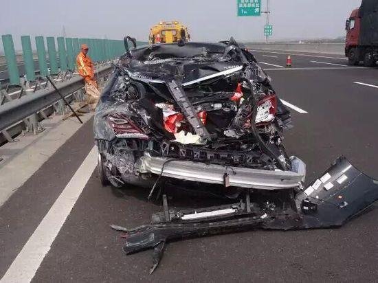 奔驰高速爆胎 错误操作致车毁_频道-扬州