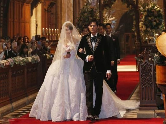 周董婚礼别样浪漫 进口克莱斯勒300C与众不同