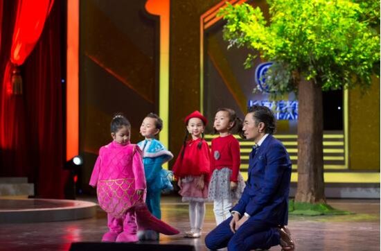 刘涛“顶碗”耍杂技，小撒现场被挑衅 《欢乐中国人》年度盛典会有多欢乐？