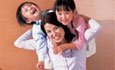 Los padres dan al niño un pequeño truco para envalentonar