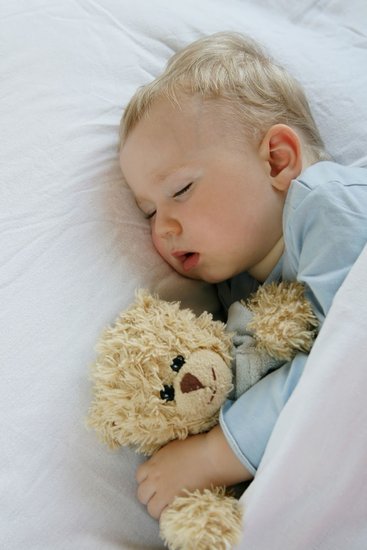 解析:宝宝睡觉摇头怎么办?