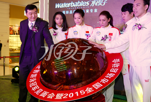 世界游泳冠军团支持中国婴童水中运动