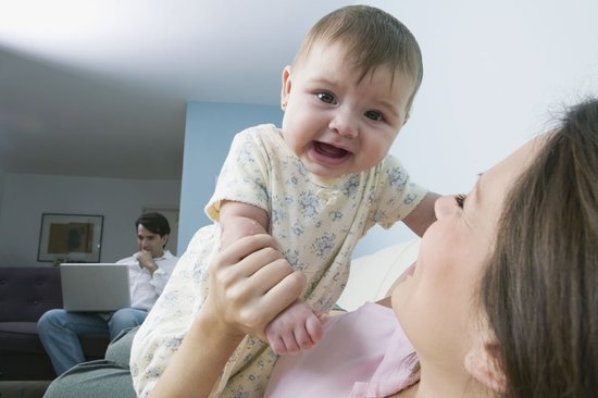 分析:宝宝爱扔东西怎么办?