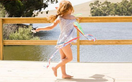 儿童经常赤脚活动 健身又健脑