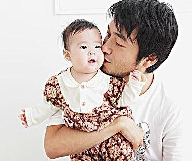 爸爸如何与小宝宝一起玩游戏