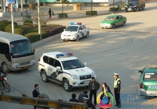 陕西失地村民跪拦人大代表视察车辆 4人被拘留