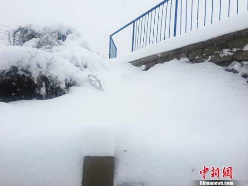 11月21日，河北承德持续降雪，过程雪量达到中到大雪，甚至暴雪。承德发布暴雪黄色预警。图为厚厚的积雪。