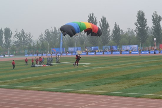 014年全国跳伞锦标赛于保定市河北金融学院盛
